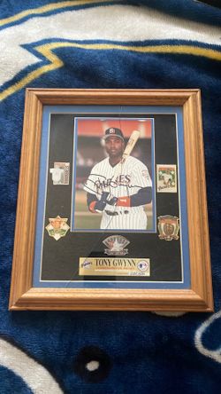 Tony Gwynn commemorative pin, set Limited edition #285 /500