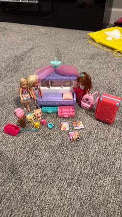Barbie Princess Adventure Chelsea Princess Storytime Playset, with Chelsea Doll, Canopy Bed, 3 Pets and Accessories,
