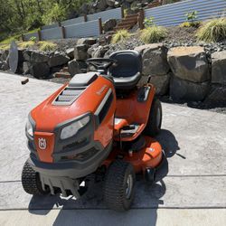 Husqvarna Riding Mower YTH22V46