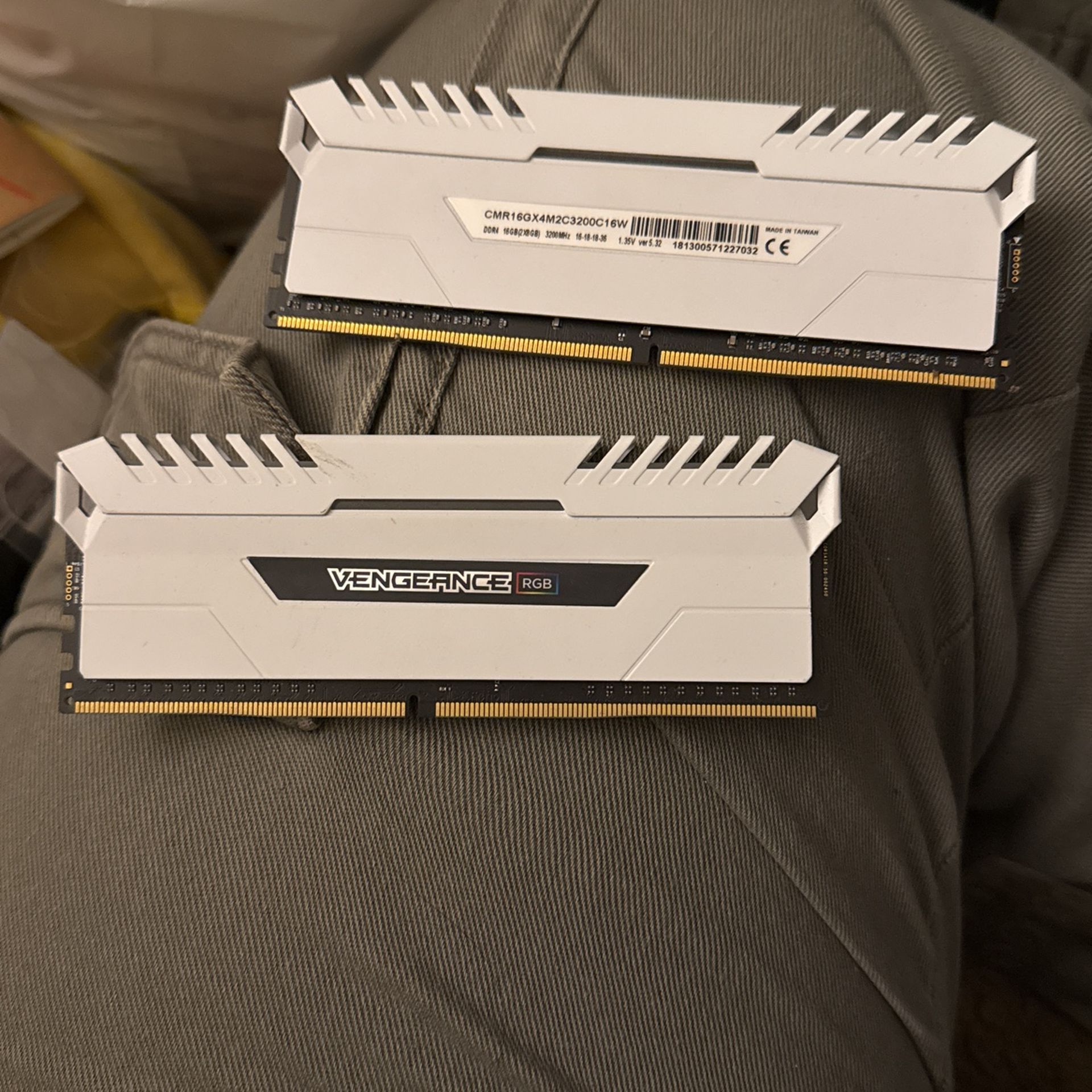 CORSAIR VENGEANCE RGB 16GB (2x8GB) DDR4 3000MHz C15 Desktop Memory - White
