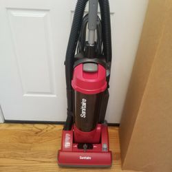 NEW cond COMMERCIAL SANITARE VACUUM WITH AMAZING POWER SUCTION  , WORKS EXCELLENT  , 