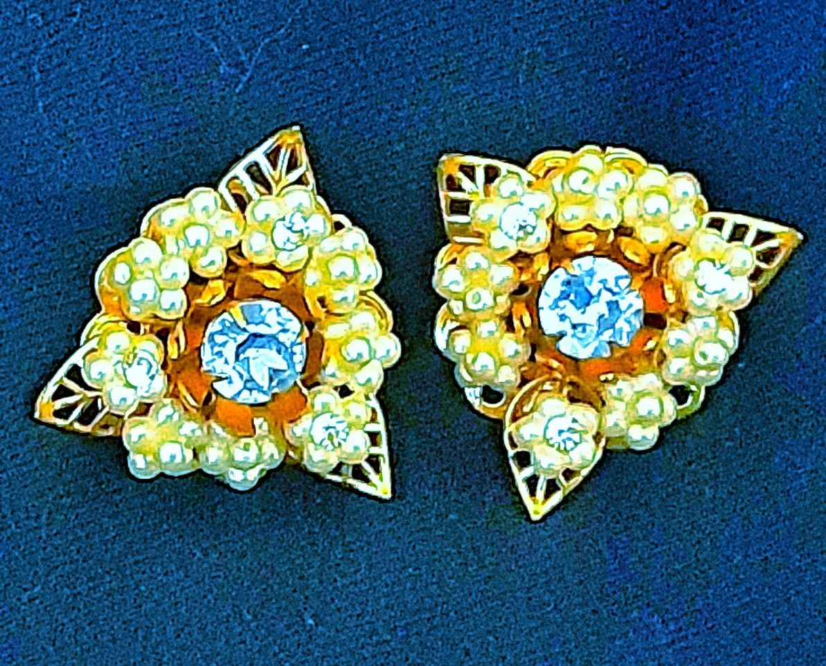 Vintage art deco costume jewelry clip on earrings w blue rhinestone centers