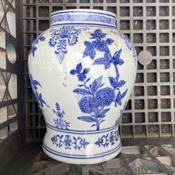 Vintage Seymour  Mann 8” Vase