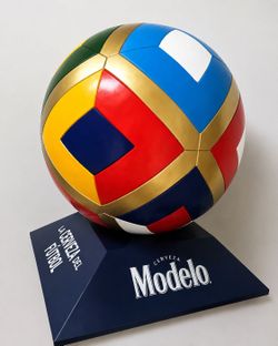 Exhibidor promocional gigante Modelo Especial – Pelota de fútbol con base