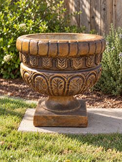 🌿 Villa Leaf Concrete Planter