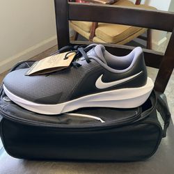 Brand New NIKE Golf Shoes