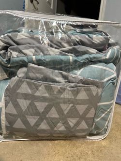 Full size comforter and 2 pillow shams