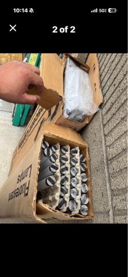 Industrial fluorescent light fixture + bulbs