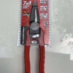 Milwaukee 9 in. 7-in-1 Combination Wire Strippers 