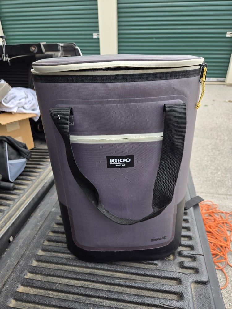 Like New Igloo Max Cold Backpack Cooler. "CHECK OUT MY PAGE FOR MORE DEALS "