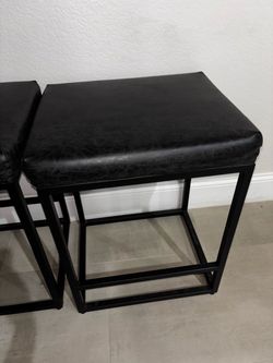 Black barstools like new