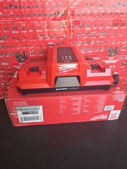 MILWAUKEE M18 18V DUAL BAY SIMULTANEOUS SUPER CHARGER