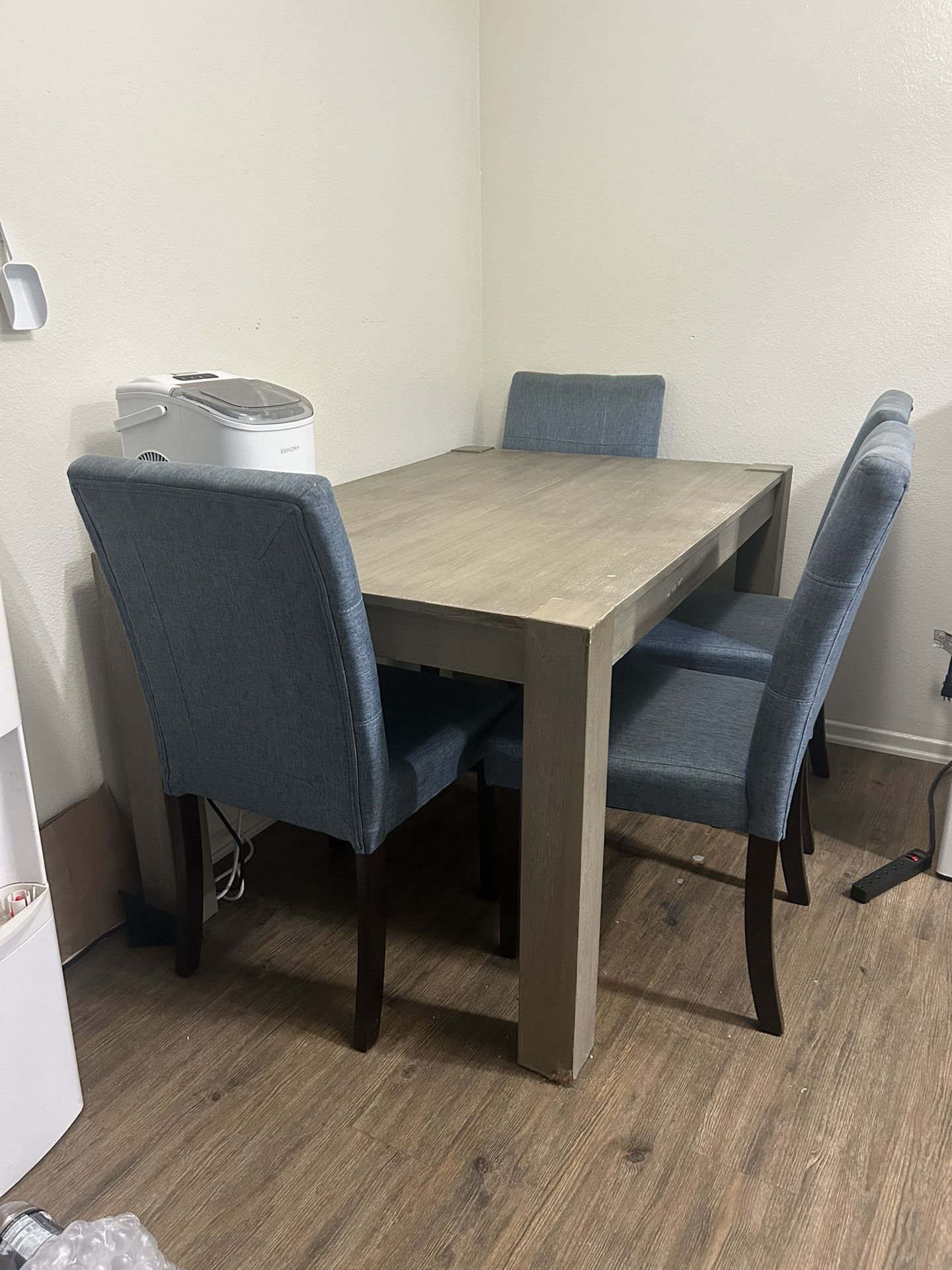 Dining Table & chairs