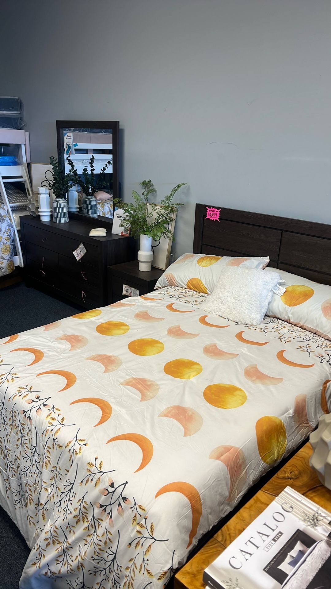 Bedroom Set / Dresser- Queen Size Bed - Night Stand - Mirror