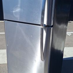 APARTMENT SIZE REFRIGERATOR (DELIVERED)