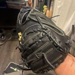 Wilson A950 A09RB18DCM 34” Black Catcher’s Mitt Glove is designed for right-handed catchers in baseball and softball. Made from high-quality leather, 