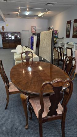 Queen Anne Mahogany Dining Table