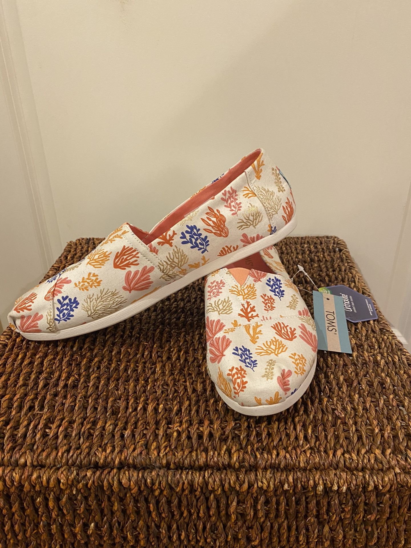 Beautiful NWT Coral Reef Soft Bottom Toms!