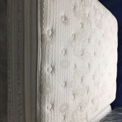 Simmons Beautyrest Thurs silver and stick queen mattress with box springs. 350