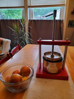 Brand new apple press