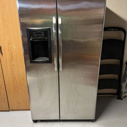 General Electric 25 Cu Ft Stainless Steel Refrigerator
