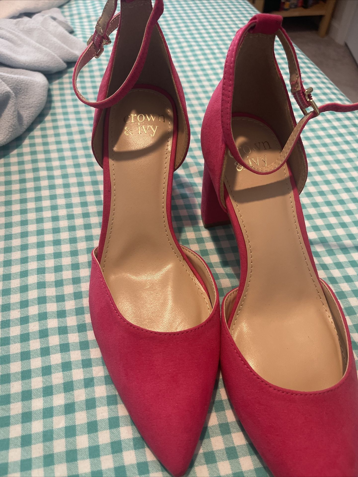 NWOT Size 7.5M crown & Ivy Pink Faux Sued Heels