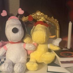 multiple snoopy plushies 