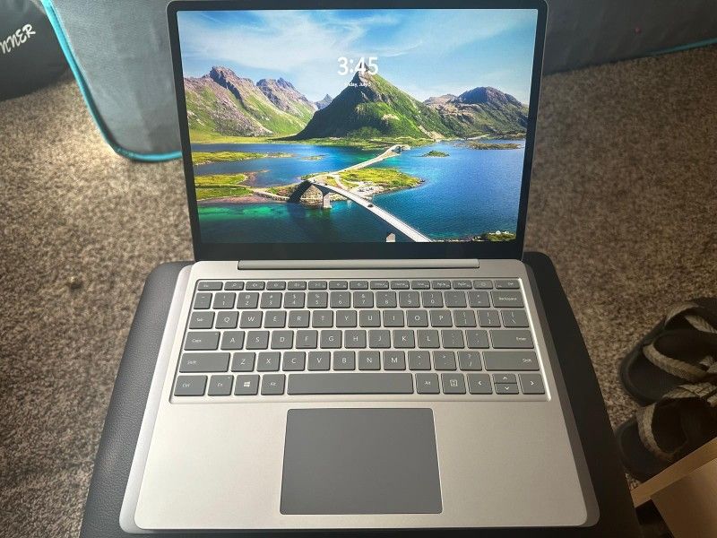 Microsoft Surface Laptop GO