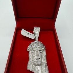 A Moissanite Pendent in 925 Sterling Silver with a CTW of 10.98 in Bugget Style.