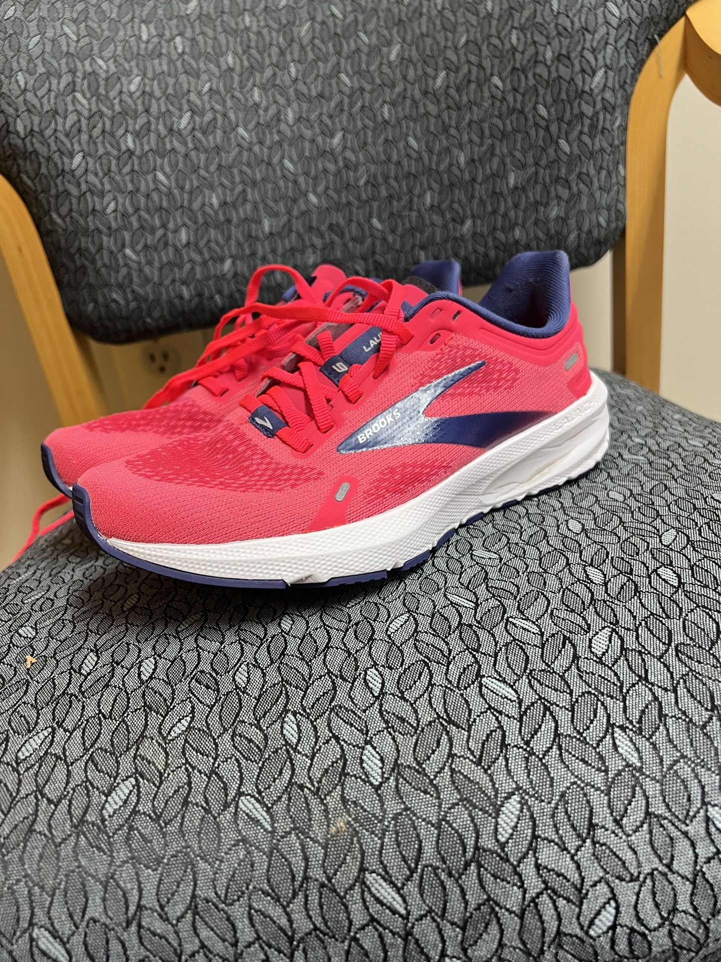 Brooks launch 9 shoe for women finds 5.5 like new, best offer, I have a lot of clothes and shoes if you are interested you can make an appointment I a