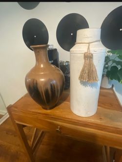 2 decor vases