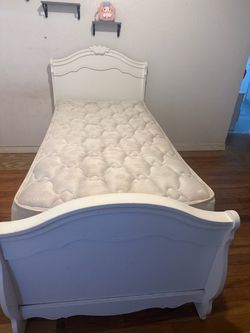 Cama individual en buen estado
