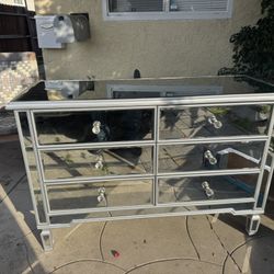 Dresser WhitMirror six drawers