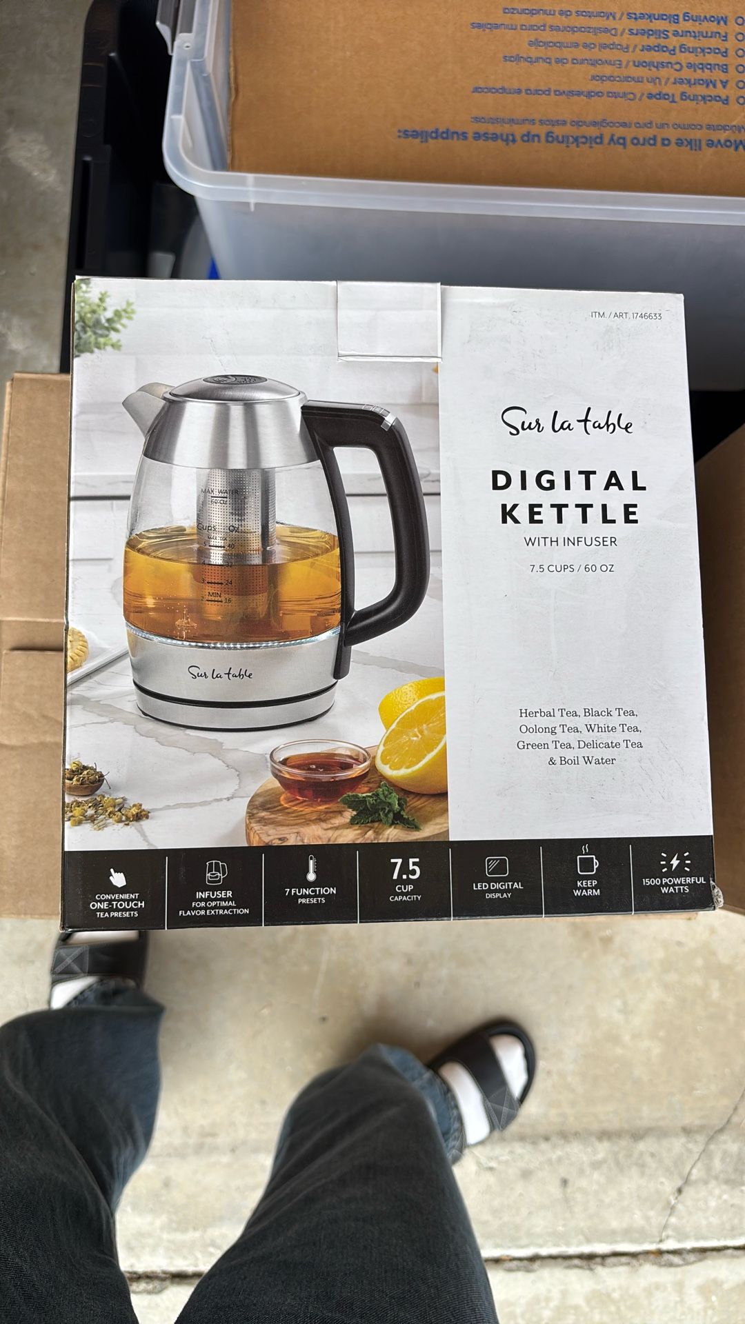 Sur la table Digital Kettle with Infuser