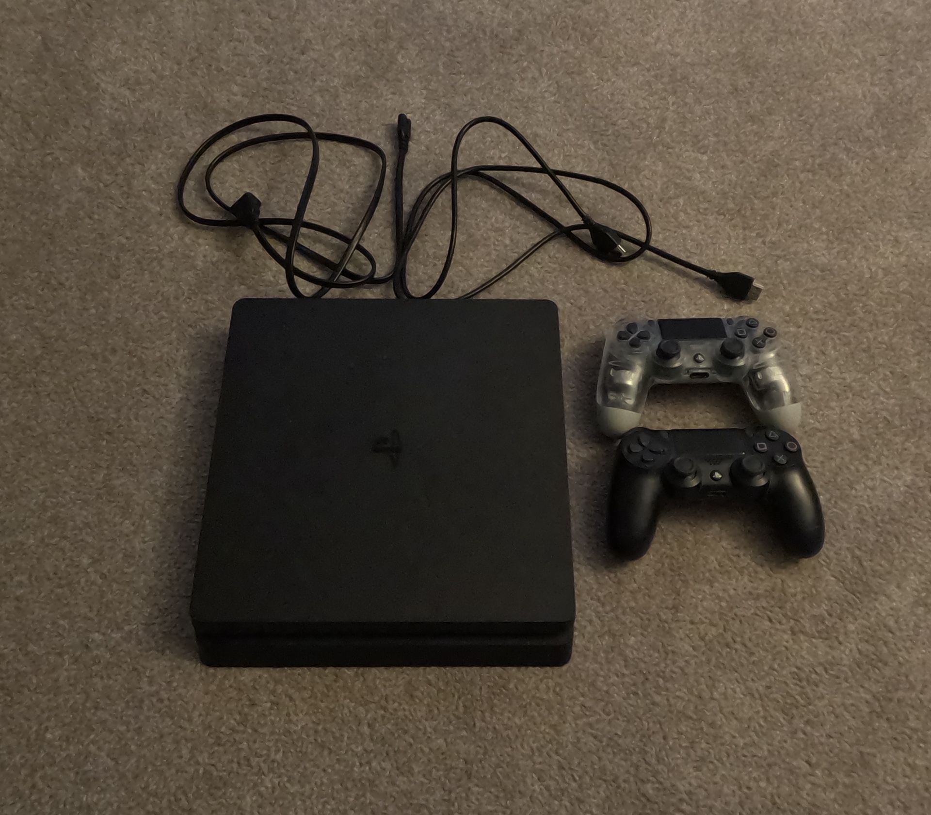 PS4 Slim: 1 TB Storage and 1 extra limited edition controller 