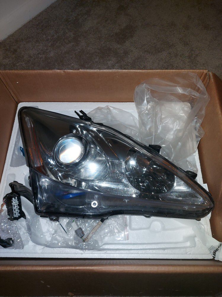 2008 Lexus IS250 HID Auto-Leveling Passenger Side Headlight (With Bulbs And Ballast)