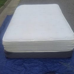 12" THICK QUEEN SIZE MATTRESS AND BOX SPRING