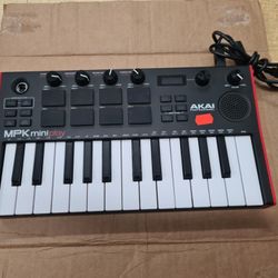 Akai Professional MPK Mini Play MK3 - MIDI Keyboard Controller with Built-in Speaker and Sounds Plus Dynamic Keybed, MPC Pads, Software Suite and Nati