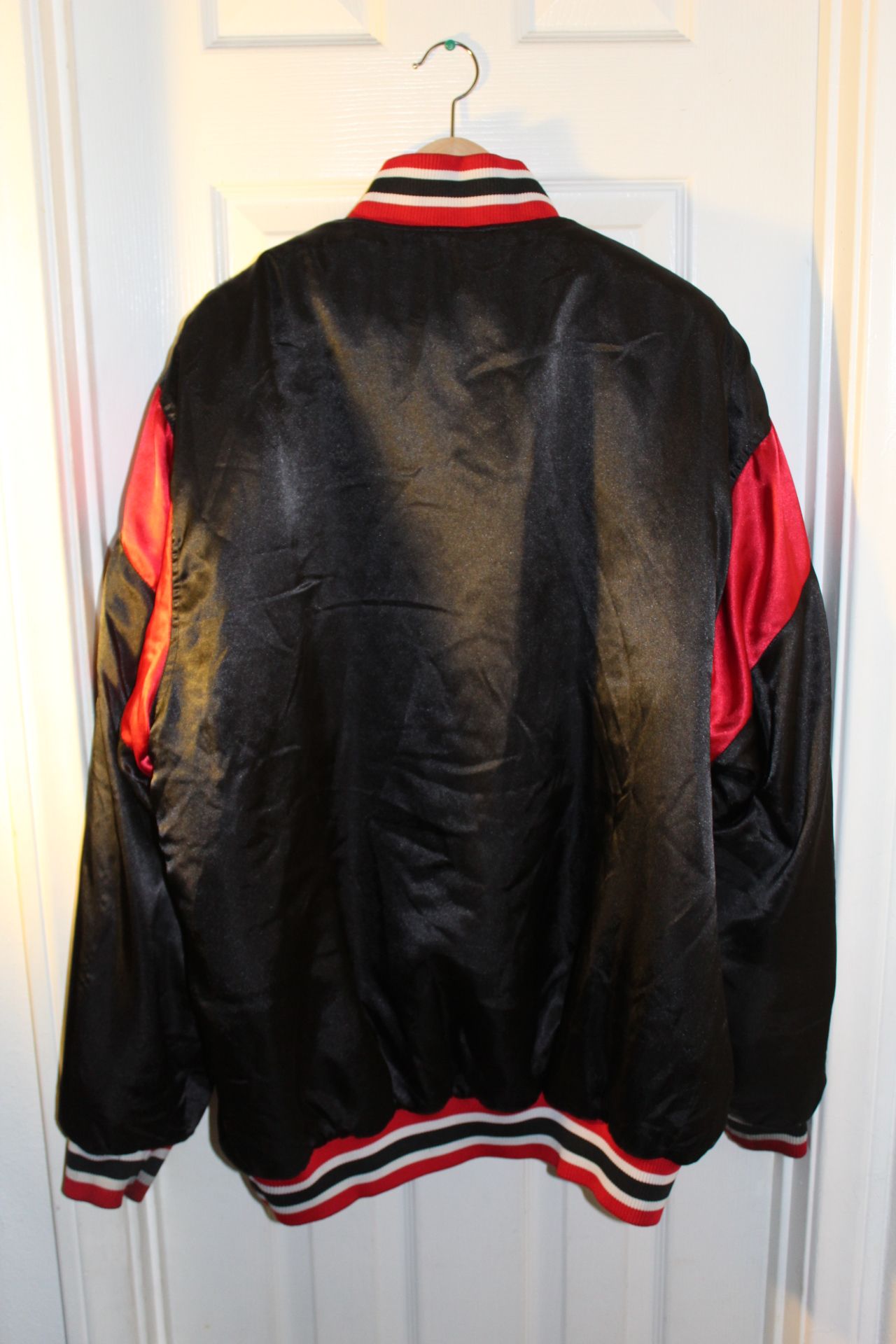 VINTAGE BRAVES BOMBER JACKET for Sale in Costa Mesa, CA