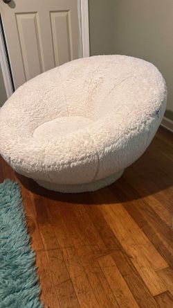 Pottery Barn Chunky Bouclé Ivory Groovy Swivel Chair