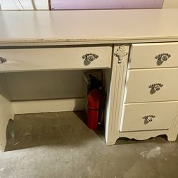 FREE WHITE DESK