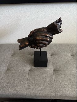 Shaking hands statue