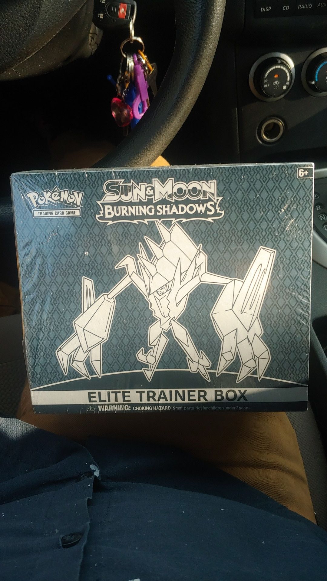 Pokemon burning shadows Elite Trainer box