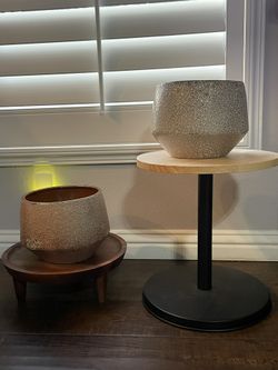 2 ceramic planter/ pots, 2 plant stand