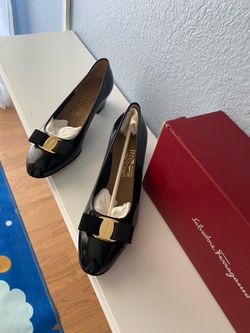 NEW 100 % Auth. the iconic FERRAGAMO Patent Leather Vara pump, Size 8 C $550