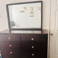 Dresser With Mirror 