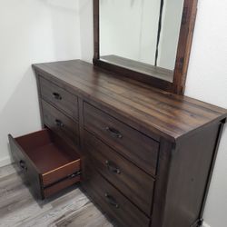 ASHLEY 6 Drawer Dresser With Mirror