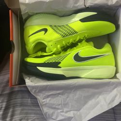 Basketball shoes