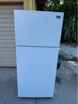 Like New Fridge / Refridgerator with freezer top 18 CU FT.