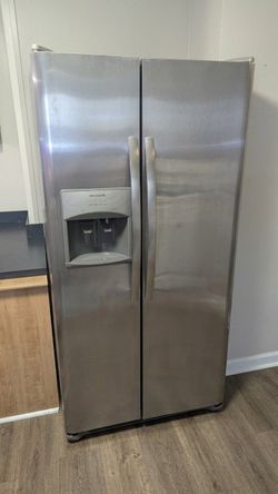 Frigidaire 25.6-cu ft Standard-Depth 36-in Wide Side-by-Side Refrigerator with Ice Maker ,Water and Ice Dispenser